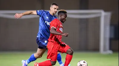 שחקן בני סכנין, מתיו קוג'ו, מול שחקן הפועל באר שבע, אור בלוריאן. מאור אלקסלסי