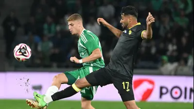 ליאם חרמש שחקן מכבי חיפה לפני לואי חלף שחקן מכבי נתניה. ברני ארדוב