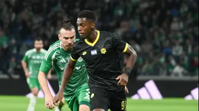 הרי טבארש שחקן מכבי נתניה לפני שון גולדברג שחקן מכבי חיפה. ברני ארדוב