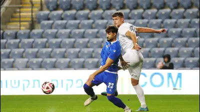 ויטלי דמשקאן שחקן מכבי פתח תקוה לצד שי בן דוד עירוני קרית שמונה. קובי אליהו