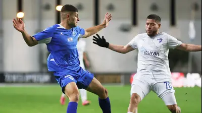 גל מעתוק שחקן מכבי פתח תקוה לצד כריסטיאן מרטינס שחקן עירוני קרית שמונה. קובי אליהו