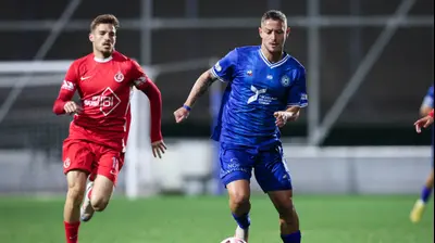 שחקן עירוני טבריה, יניב בריק, מול שחקן הפועל תל אביב ארי כהן. מאור אלקסלסי שחקן עירוני טבריה, יניב בריק, מול שחקן הפועל תל אביב ארי כהן. מאור אלקסלסי
