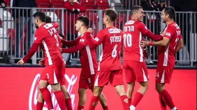 שחקני הפועל תל אביב חוגגים. מאור אלקסלסי שחקני הפועל תל אביב חוגגים. מאור אלקסלסי