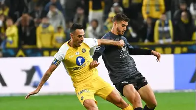 ערן זהבי שחקן מכבי תל אביב לצד נועם מלמוד שחקן הפועל ירושלים. ברני ארדוב