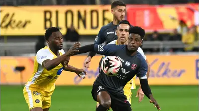 אווקה אשטה שחקן הפועל ירושלים לצד איסוף סיקוקו שחקן מכבי תל אביב. ברני ארדוב