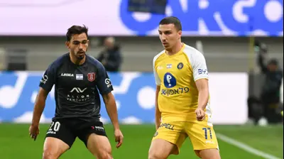 אושר דוידה שחקן מכבי תל אביב לצד אופק נדיר שחקן הפועל ירושלים. ברני ארדוב