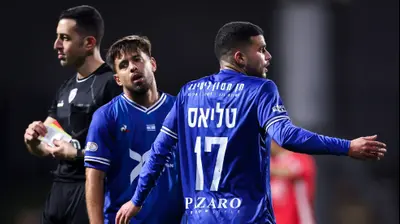 שחקני עירוני טבריה, שניר טליאס, פרנקו מסורק, ליד השופט אביעד שילוח. מאור אלקסלסי שחקני עירוני טבריה, שניר טליאס, פרנקו מסורק, ליד השופט אביעד שילוח. מאור אלקסלסי