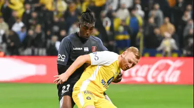 עידו שחר שחקן מכבי תל אביב לצד איינאו פרדה שחקן הפועל ירושלים. ברני ארדוב