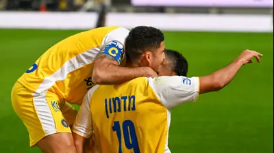 ערן זהבי חוגג עם אלעד מדמון שחקני מכבי תל אביב. ברני ארדוב