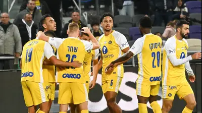 שחקני מכבי תל אביב חוגגים. ברני ארדוב