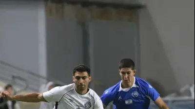 דן עזריה שחקן הפועל חדרה לצד ניב יהושע שחקן מכבי פתח תקוה. שלומי גבאי