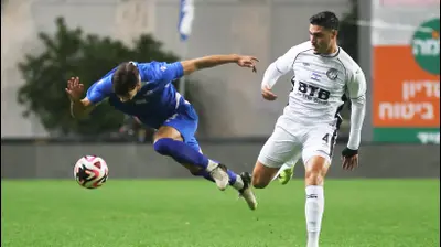 ליסב עיסאת שחקן הפועל חדרה לצד ויטלי דמשקאן שחקן מכבי פתח תקוה. קובי אליהו