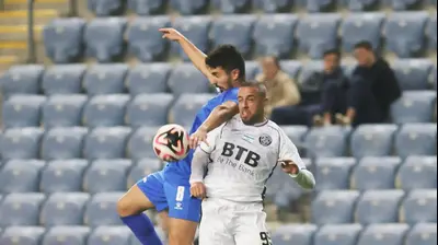 תומר לוי שחקן הפועל חדרה לצד אנאס מחאמיד שחקן מכבי פתח תקוה. קובי אליהו