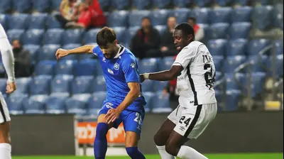 ויטלי דמשקאן שחקן מכבי פתח תקוה לצד ממאדו אמבוג' שחקן הפועל חדרה. קובי אליהו