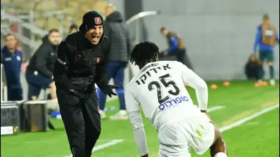 זיו אריה מאמן הפועל ירושלים צועק על החלוץ אנדרו אידוקו. ברני ארדוב