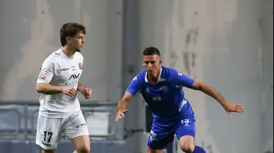 שחקן הפועל ירושלים, ינאי דיסטלפלד, מול שחקן מכבי פתח תקוה, עידן ורד. דני מרון