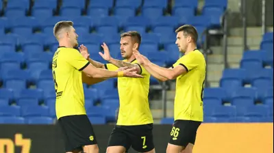 שחקני מכבי נתניה חוגגים עם איגור זלאטנוביץ' (מימין). ברני ארדוב