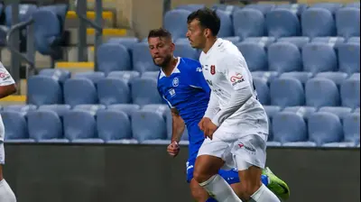 שחקן הפועל ירושלים, גיא בדש, מול שחקן מכבי פתח תקוה, עדן שמיר. דני מרון