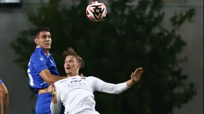 שחקן הפועל ירושלים, ילה דאון, מול שחקן מכבי פתח תקוה, פלאמן גלאבוב. דני מרון