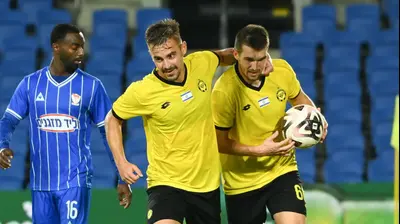 איגור זלאטנוביץ' (מימין) עם מקסים פלקושצ'נקו שחקני מכבי נתניה חוגגים. ברני ארדוב