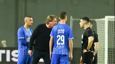 סלובודן דראפיץ' מאמן בני סכנין עם שחקניו זועם על השופט שניר לוי. ברני ארדוב