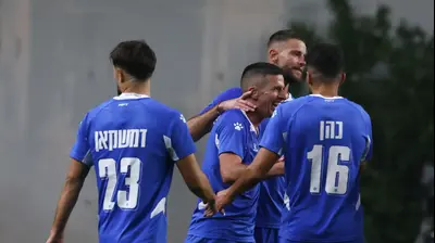 עידן ורד חוגג עם שחקני מכבי פתח תקוה. דני מרון