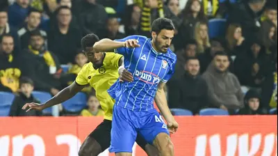 חאתם עבד אלחמיד שחקן בני סכנין לפני הרי טבארש שחקן מכבי נתניה. ברני ארדוב