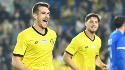 איגור זלאטנוביץ' שחקן מכבי נתניה חוגג שער. ברני ארדוב