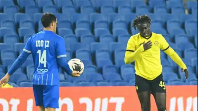 דניאל דאפה שחקן מכבי נתניה מול איתי בן חמו שחקן בני סכנין. ברני ארדוב