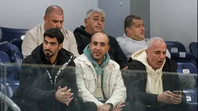 אופיר קריאף, קשר מ.ס. אשדוד ביציע. לירון מולדובן 