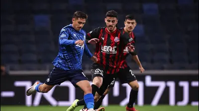 שחקן הפועל באר שבע אמיר גנאח ליד איתי בוגנים, הפועל חיפה. מאור אלקסלסי