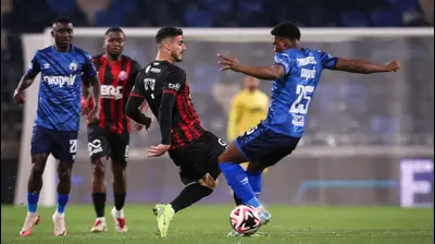 שחקן הפועל חיפה איתי בוגנים נאבק עם שחקן הפועל באר שבע לוקאס ונטורה. מאור אלקסלסי