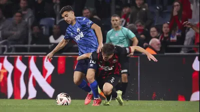 שחקן הפועל באר שבע דן ביטון נאבק עם שחקן הפועל חיפה נועם בן הרוש. מאור אלקסלסי