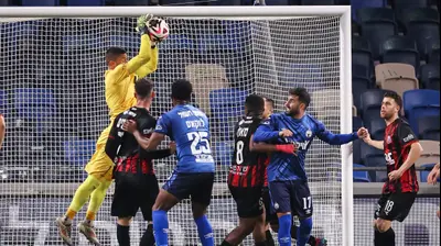 שוער הפועל חיפה יואב ג'רפי תופס כדור נגד הפועל באר שבע. מאור אלקסלסי