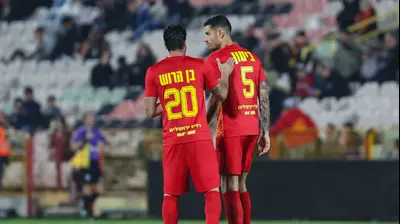 ניר ביטון עם עומרי בן הרוש, שחקני מ.ס. אשדוד. לירון מולדובן 