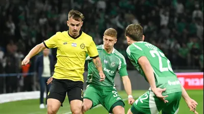 מקסים פלקושצ'נקו שחקן מכבי נתניה לפני ליאם חרמש שחקן מכבי חיפה. ברני ארדוב