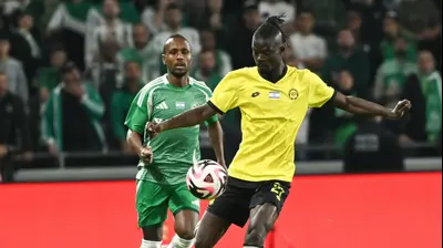 מוחמד ג'טיי שחקן מכבי נתניה לפני גדי קינדה שחקן מכבי חיפה. ברני ארדוב