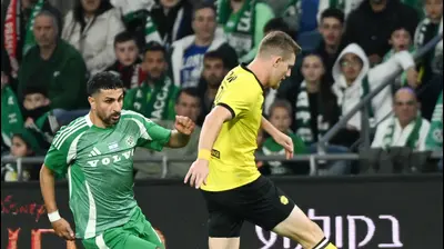 יובל שדה שחקן מכבי נתניה לפני קני סייף שחקן מכבי חיפה. ברני ארדוב