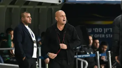 יוסי אבוקסיס מאמן מכבי נתניה לאחר הרחקתו. ברני ארדוב