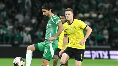 שחקן מכבי חיפה, ליאור רפאלוב, לפני שחקן מכבי נתניה, יובל שדה. ברני ארדוב