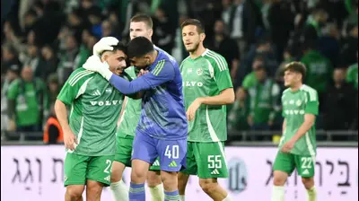 שוער מכבי חיפה, שריף כיוף, חוגג עם איתן אזולאי. ברני ארדוב