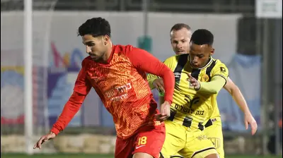 אילי טמם שחקן מ.ס. אשדוד לפני דוד אסנקה שחקן בית