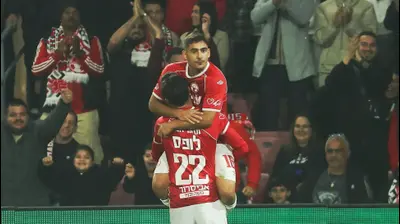 שחקן הפועל באר שבע הלדר לופס חוגג עם אמיר גנאח. קובי אליהו