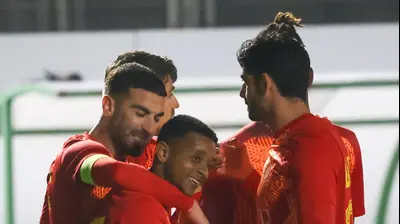 שחקני מ.ס. אשדוד חוגגים עם נועם מוצ'ה. דני מרון