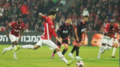 שחקן הפועל באר שבע הלדר לופס בועט פנדל. קובי אליהו