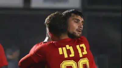 מוחמד כנעאן עם בן לוי שחקני מ.ס. אשדוד חוגגים. דני מרון