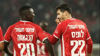 שחקן הפועל באר שבע קינגס קאנגווה עם הלדר לופס. קובי אליהו