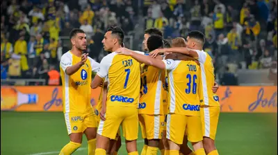 שחקני מכבי תל אביב חוגגים. אריאל שלום