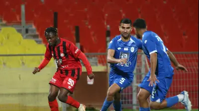 דודי תירם שחקן הפועל ניר רמת השרון מול דניאל אונימוצ'ארה שחקן הפועל רמת גן. אודי ציטיאט