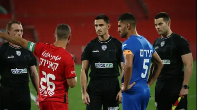 דודי תירם קפטן הפועל ניר רמת השרון, השופט טל כרמלי, גידי קאניוק קפטן הפועל רמת גן. אודי ציטיאט